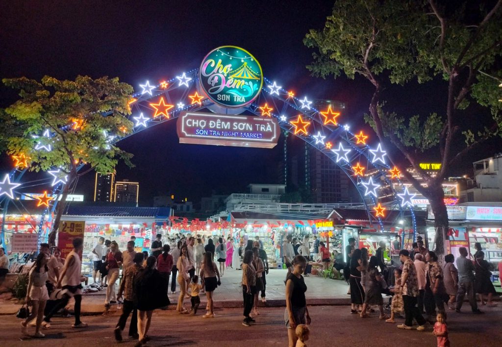 Son Tra Night Market in Da Nang